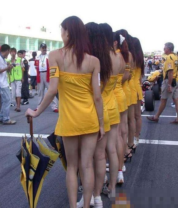 大膽開放女車模 穿得太露骨了