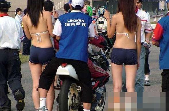 大膽開(kāi)放女車模 穿得太露骨了