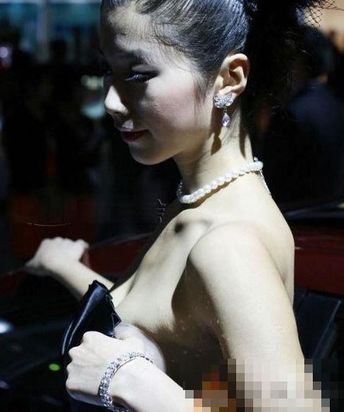 大膽開放女車模 穿得太露骨了