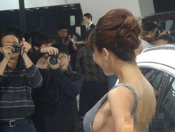 大膽開放女車模 穿得太露骨了