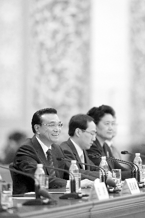 記者會上，孫寧（中）就坐在總理身邊 新華社發(fā)