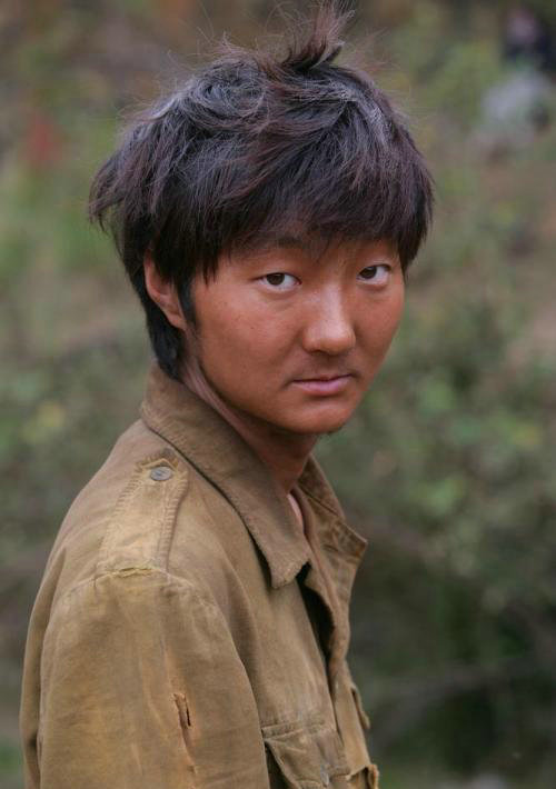 “激吻門(mén)”王大治搞怪照曝光 網(wǎng)友：長(zhǎng)得就杯具還搞怪