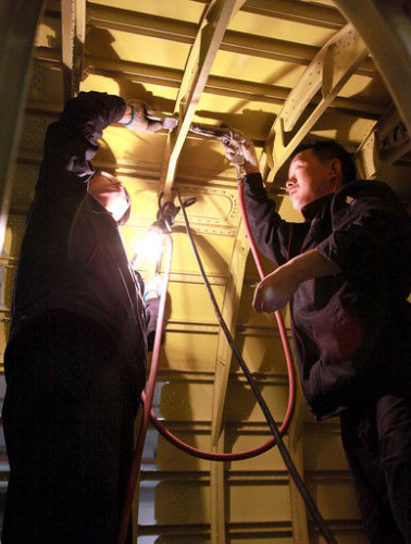 圖為部裝15廠職工正在加班大干。