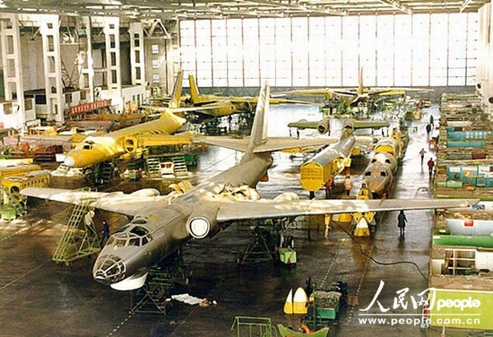 資料圖：在西飛車間組裝的轟六K轟炸機。