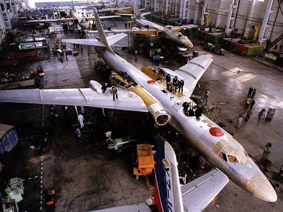 資料圖：轟六中程轟炸機組裝車間。