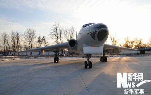 資料圖：空軍成立60周年慶典期間進行靜態(tài)展示的國產(chǎn)轟-6H型轟炸機。