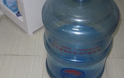 嶗礦大桶水滲漏泡壞家具 問題桶頻現(xiàn)遭質疑