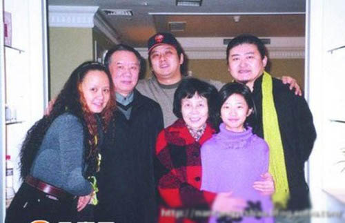 劉歡妻女罕見(jiàn)私房照 21歲女兒劉熠思金發(fā)潮人范