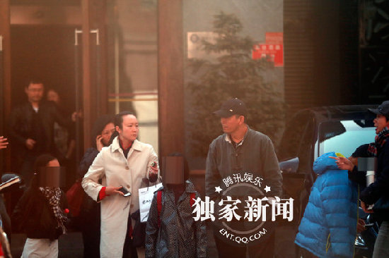 追星：范冰冰熒光服坐電瓶車(chē)賣(mài)萌 蔣雯麗舉家出行老公黑臉