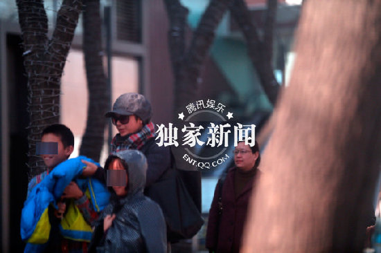 追星：范冰冰熒光服坐電瓶車(chē)賣(mài)萌 蔣雯麗舉家出行老公黑臉