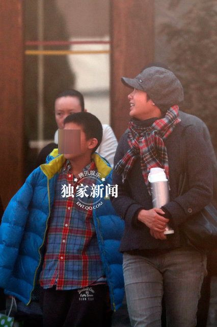 追星：范冰冰熒光服坐電瓶車(chē)賣(mài)萌 蔣雯麗舉家出行老公黑臉