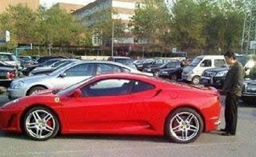 貴族學校奢侈生活：學生猖狂法拉利常見