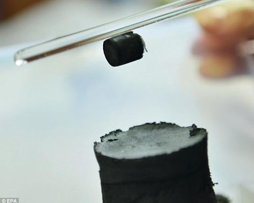 研究人員采用玻璃棒所帶的靜電，取下一片石墨稀氣膠凝體。