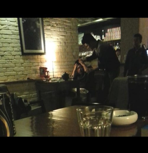 男性友人起身走到于正面前，抓起頭發(fā)，開始暴打。(圖片來源網絡)