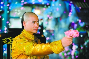 于正捧紅不少藝人，如“四阿哥”何晟銘。