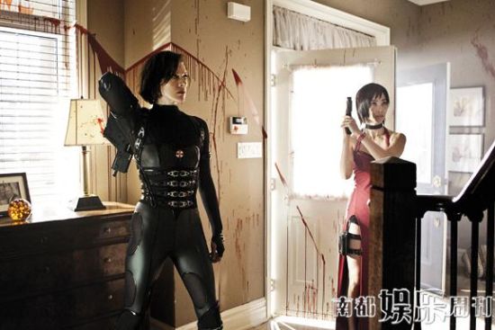 李冰冰在《生化危機(jī)5》中演艾達(dá)，和米拉大破喪尸危機(jī)。