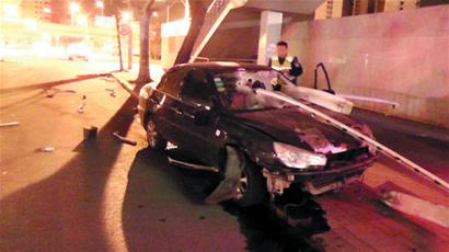 轎車撞護(hù)欄被扎成刺猬 車內(nèi)乘客毫發(fā)無(wú)傷(圖)