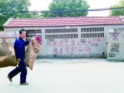 路過這里的農(nóng)民大叔一臉無(wú)奈。