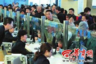 昨日，市民在西安秦華天然氣營業(yè)廳排隊購買天然氣，隊伍迂回排出了大門本報記者 湯繼穎 攝