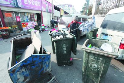 投垃圾竅門：右側為廚余桶