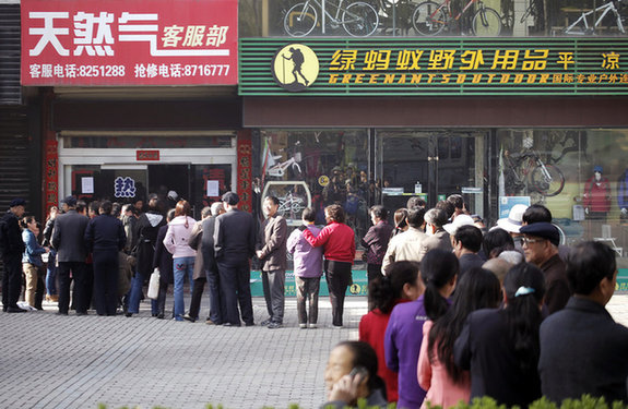 謠傳天然氣漲價各地民眾排隊(duì)搶購