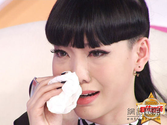 吳莫愁拭淚。