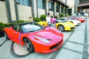 12輛頂級(jí)名車組成婚禮車隊(duì)，車價(jià)加起來超6000萬。