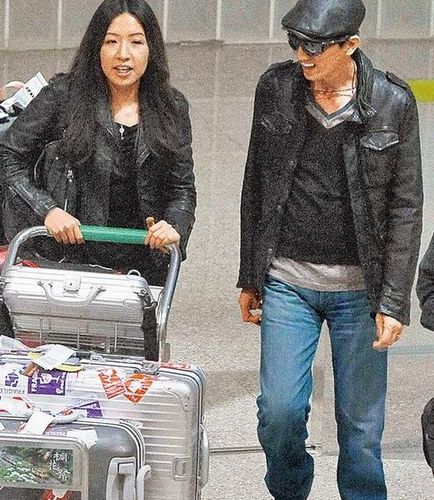 曝林志炫女友首露真容 甜蜜返臺同行被拍(圖)