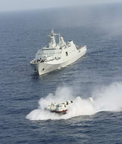 氣墊艇與井岡山艦在進(jìn)行協(xié)同訓(xùn)練。新華社發(fā) 甘俊 攝