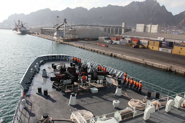 資料圖：解放軍“千島湖”艦駛?cè)胍查T亞丁港。