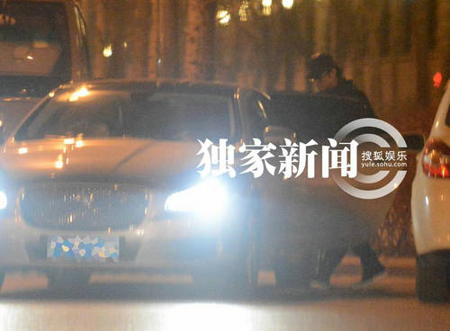追星：汪峰攜美女豪車密會似車震 童謠似戀黃渤潮裝出街