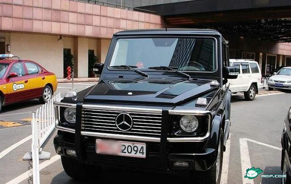 資料圖：網(wǎng)友拍攝的軍牌豪車。