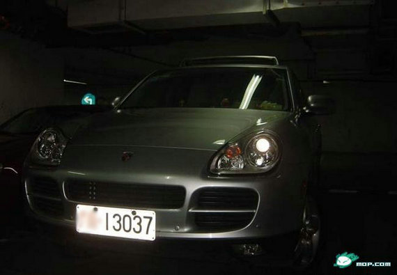 資料圖：網(wǎng)友拍攝的軍牌豪車。