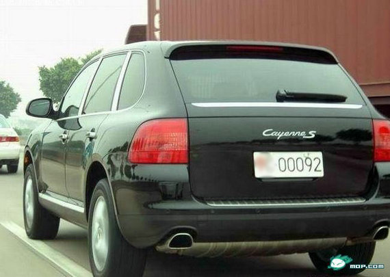 資料圖：網(wǎng)友拍攝的軍牌豪車。