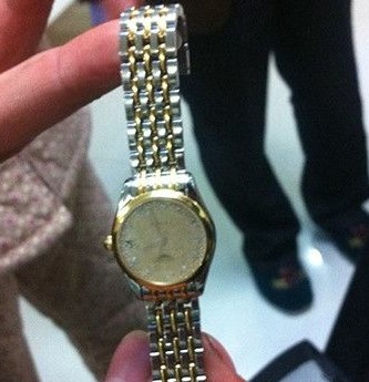 浪琴手表買2天就進(jìn)水 消費者質(zhì)疑質(zhì)量有問題