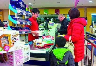 樂購員工偷2包衛(wèi)生巾被罰6000元 罰金高達(dá)百倍