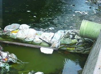 青島海泊河整治后又現(xiàn)熏天臭水 墨綠乳白交雜