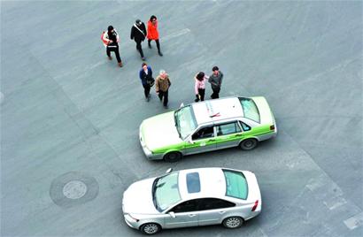 中國(guó)式過馬路青島版：頭頂天橋不走逼停車流