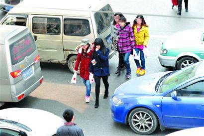 中國(guó)式過馬路青島版：頭頂天橋不走逼停車流