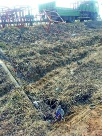 疲勞駕駛打盹大貨沖下深溝 司機(jī)鮮血直流 疲勞駕駛打盹大貨沖下深溝 司機(jī)鮮血直流