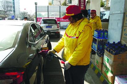 青島市區(qū)加油站暗中較勁 一升優(yōu)惠兩毛多 青島市區(qū)加油站暗中較勁 一升優(yōu)惠兩毛多