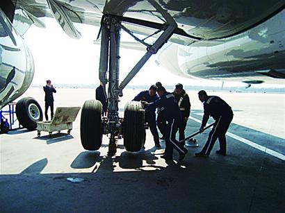 客機(jī)降落青島輪胎破大口子 突發(fā)驚險一幕