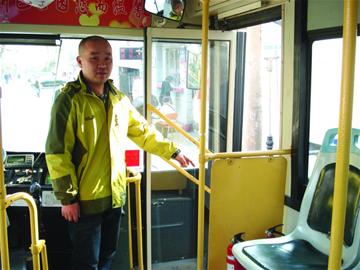 七旬老人公交上突犯病 熱心人接力送醫(yī)院(圖) 七旬老人公交上突犯病 熱心人接力送醫(yī)院(圖)