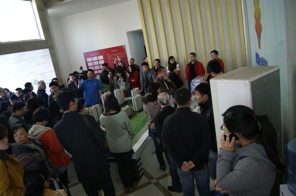 鴻海佳園交房一再拖延 業(yè)主怒堵開發(fā)商 鴻海佳園交房一再拖延 業(yè)主怒堵開發(fā)商