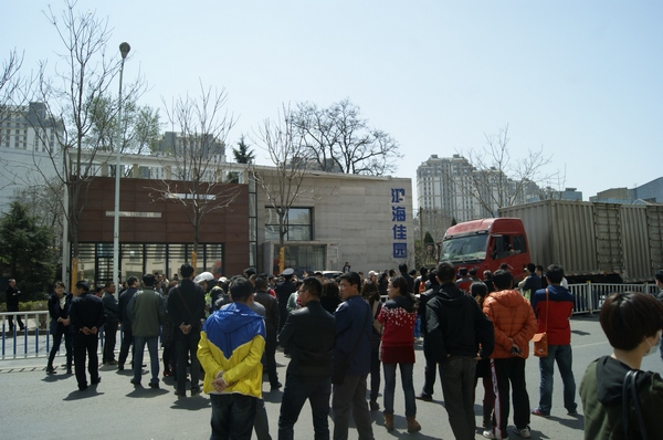 鴻海佳園交房一再拖延 業(yè)主怒堵開發(fā)商 鴻海佳園交房一再拖延 業(yè)主怒堵開發(fā)商