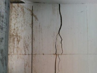 康橋首府樓體下沉開(kāi)裂 水管漏水倒灌電梯井