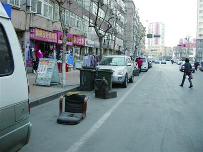 破椅爛沙發(fā)成青島商家占路神器 四車道變兩車道 破椅爛沙發(fā)成青島商家占路神器 四車道變兩車道