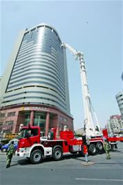 高層起火90米高消防車難施展 消防:自救最好 高層起火90米高消防車難施展 消防:自救最好