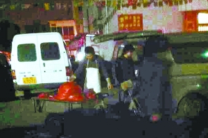攤主將成品裝車，運(yùn)往岳各莊。攝于17日凌晨4時(shí)40分