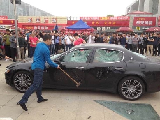 獨(dú)家:車展今開幕 車主怒砸瑪莎拉蒂維權(quán)(組圖)